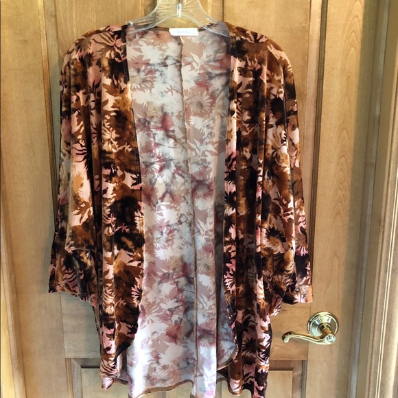 entro Tops - Entro size L burn out velvet kimono. Mint
